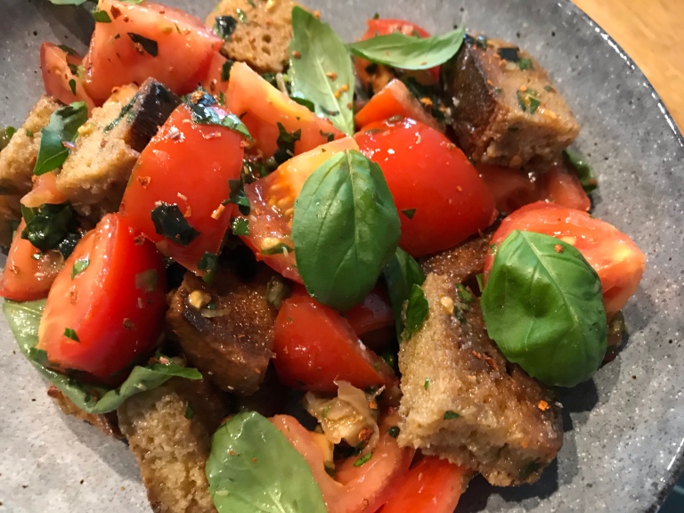 Brot-Salat mit Tomaten und Kapern – GUT-ESSER